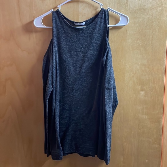 Zara Tops - 💕5/25 closet clean out💕 Zara cold shoulder top